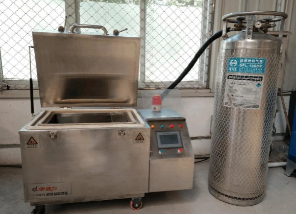 液氮低溫粉碎機(jī) 液氮低溫粉碎機(jī)